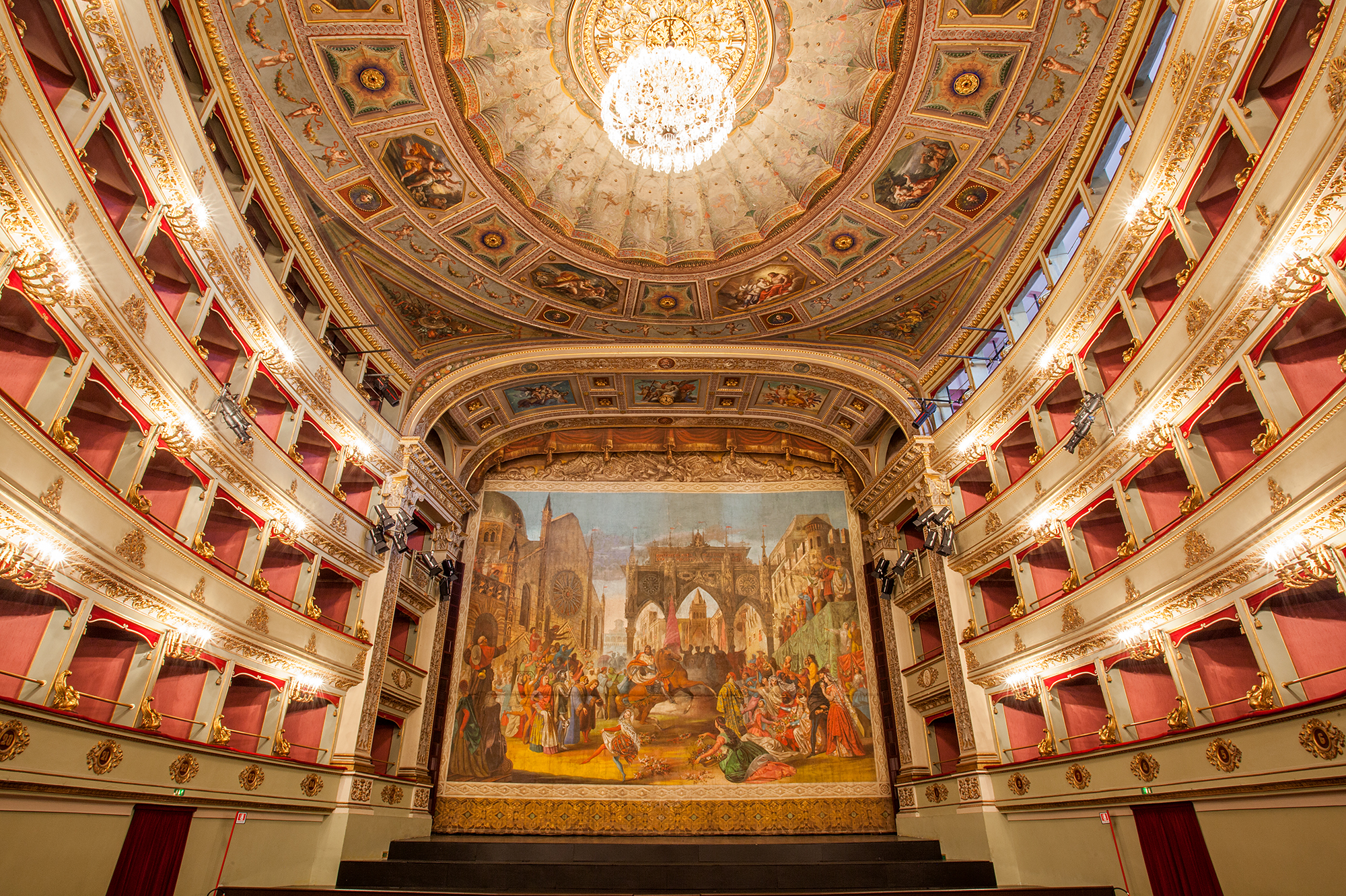 Palcoscenico e palchi del teatro